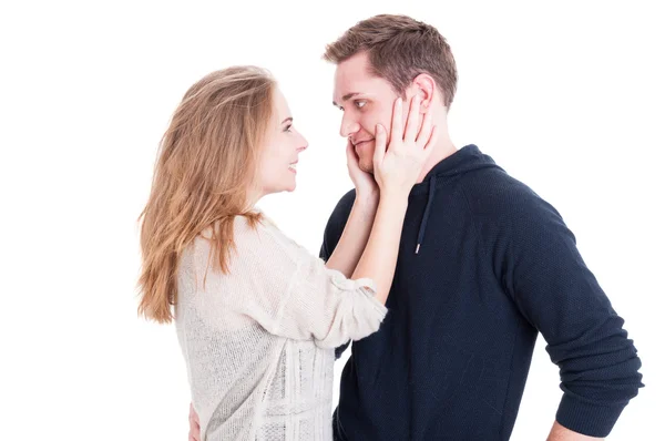 Pareja feliz abrazándose y siendo feliz y alegre — Foto de Stock