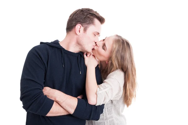 Hermosa pareja besándose y siendo feliz — Foto de Stock