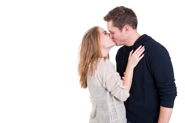 Yakışıklı çift öpüşme ve duyuşsal — Stok fotoğraf