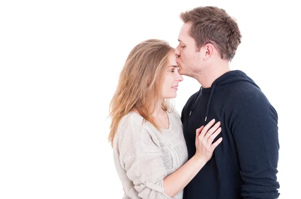 Hombre besándose en la frente su hermosa dama — Foto de Stock