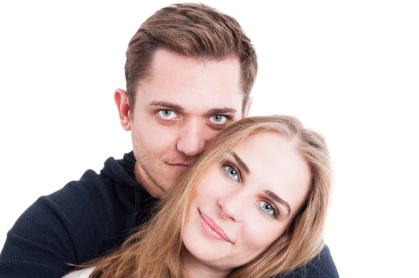 Retrato de casal feliz abraçando e sendo afetivo — Fotografia de Stock