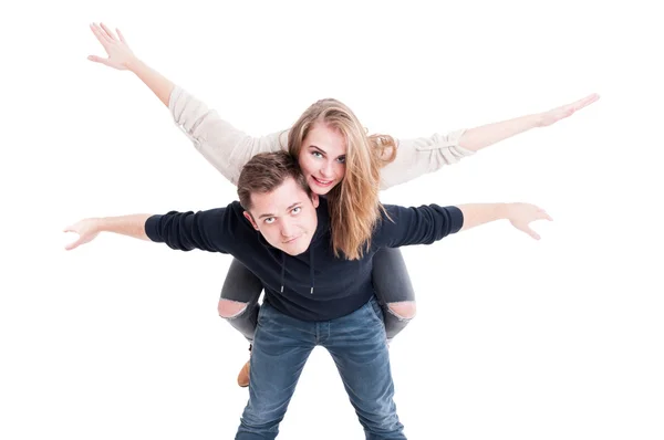 Hermosa pareja siendo juguetona posando como aviones — Foto de Stock