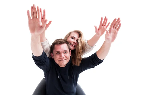 Låg vinkel av par att vara lekfull poserar som flygande — Stockfoto