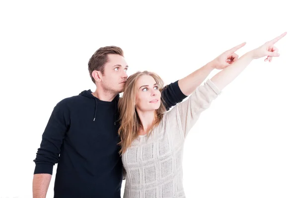 Low angle of couple pointing and wearing autumn clothes — Stock fotografie