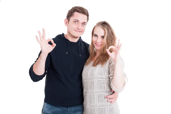 Couple attrayant posant et montrant un geste correct — Photo