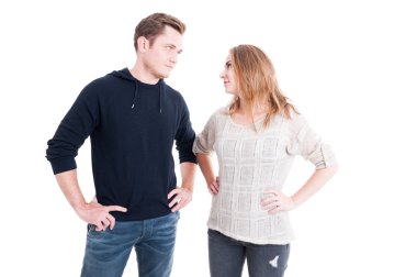 Çift birbirlerine Kollarını açarak kalçalarına