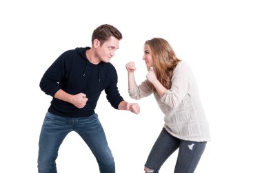 Güzel çift kavga gibi poz