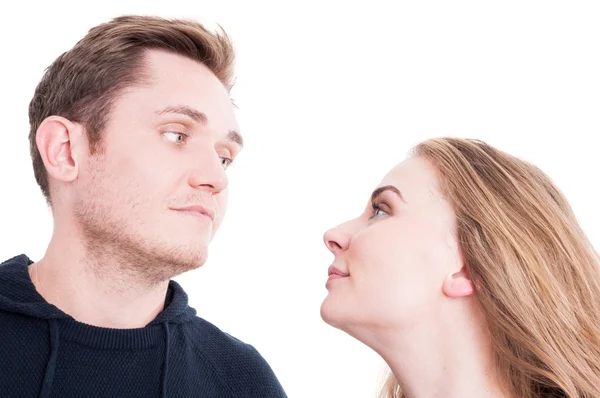 Casal olhando um para o outro como um confronto — Fotografia de Stock