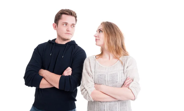 Couple posant et debout les bras croisés — Photo