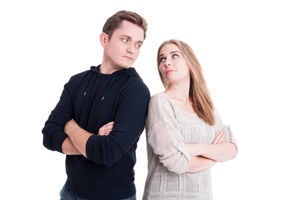 Couple se regardant avec les bras croisés — Photo