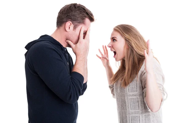 Женщина кричит на своего мужчину и выглядит очень злой — стоковое фото