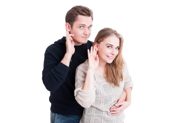 微笑可爱的夫妇做听力的手势 — 图库照片