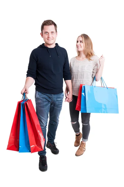 Feliz casal segurando monte de sacos de compras — Fotografia de Stock