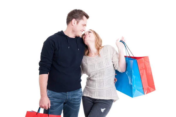 Kaç alışveriş torbaları tutarak ve gülümseyen — Stok fotoğraf