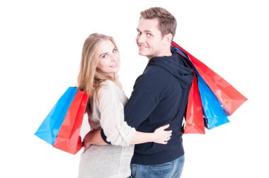 Holding Grup alışveriş torbaları kucaklayan çekici çift
