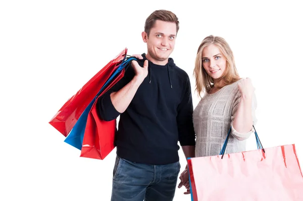 Casal atraente segurando um monte de sacos de compras — Fotografia de Stock
