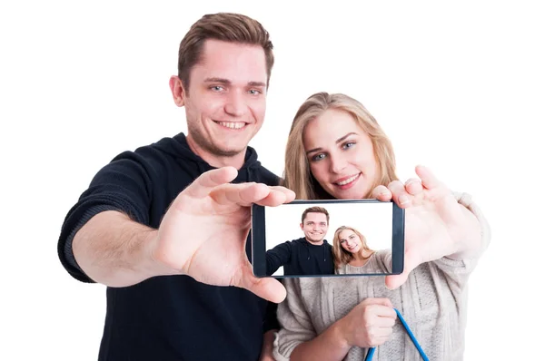 Selfie scattato con smartphone da una bella coppia — Foto Stock
