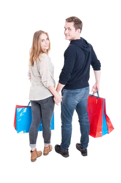 Corpo completo di coppia in possesso di mazzo di borse della spesa — Foto Stock