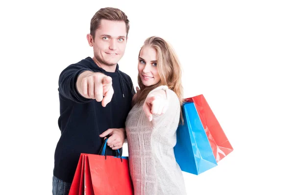 Ζευγάρι κρατώντας τσάντες για ψώνια και επισημαίνοντας τα φωτογραφικών μηχανών — Φωτογραφία Αρχείου
