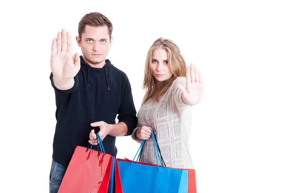 Ζευγάρι, κρατώντας τσάντες για ψώνια στάση χειρονομία — Φωτογραφία Αρχείου