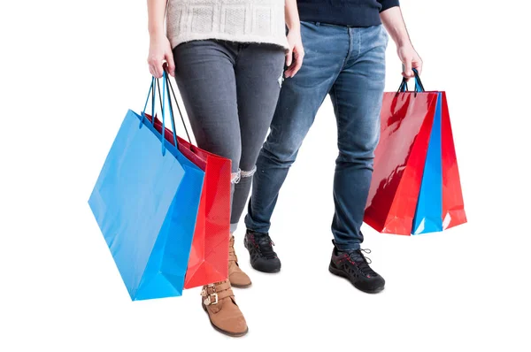 Casal segurando monte de sacos de compras e andando — Fotografia de Stock