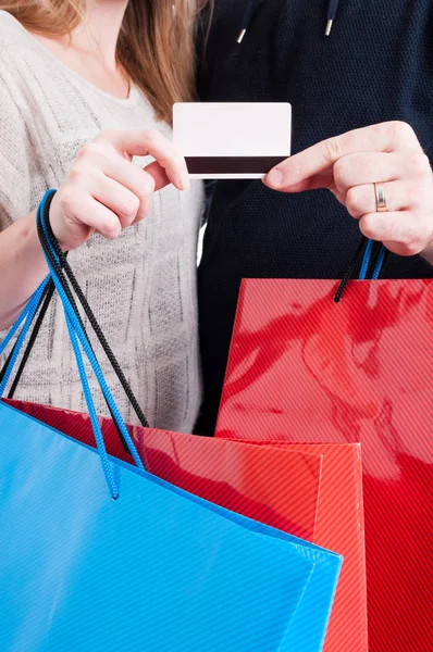 Çift holding alışveriş torbaları ve kredi kartı — Stok fotoğraf