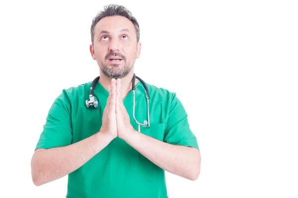 Médico em uniforme orando — Fotografia de Stock