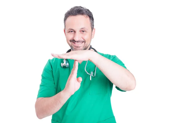 Bonito médico masculino fazendo tempo fora gesto — Fotografia de Stock