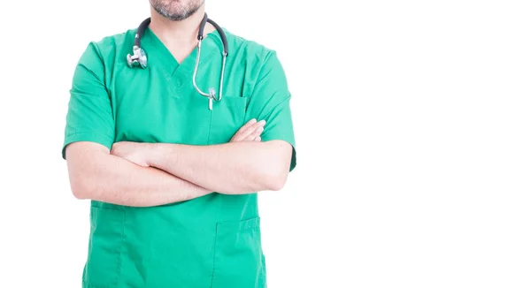 Médico masculino com estetoscópio segurando os braços cruzados — Fotografia de Stock