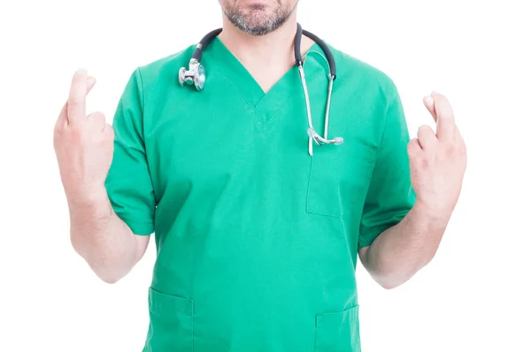 Medico maschio che fa gesto incrocio dita — Foto Stock