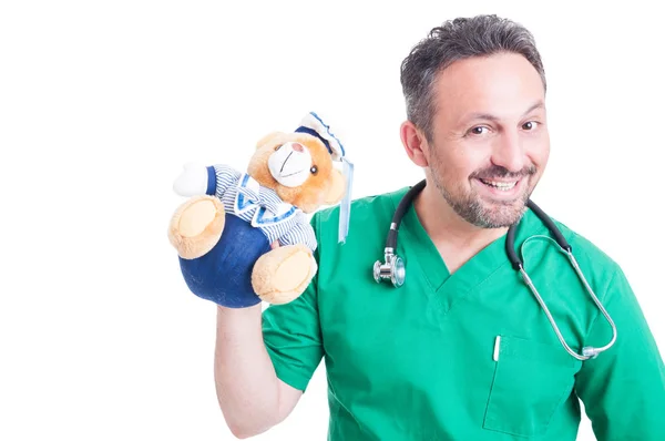 Médico juguetón o pediatra sosteniendo oso de peluche — Foto de Stock