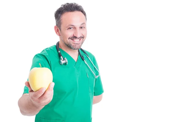 Uśmiechnięty mężczyzna dietetyk z żółtej apple — Zdjęcie stockowe