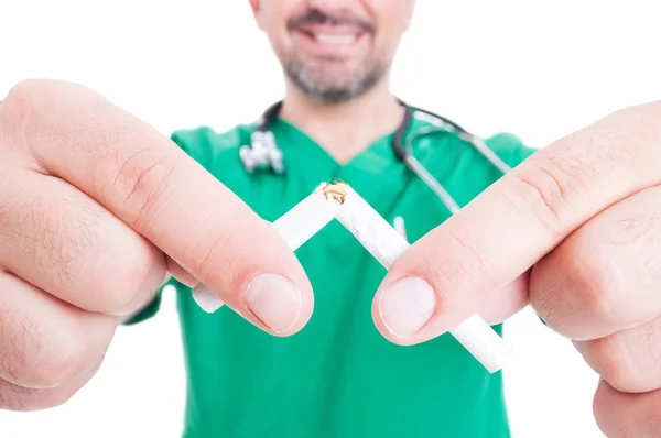 Nahaufnahme von Arzt Hand bricht Zigarette — Stockfoto
