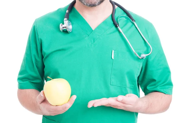 Dietetyk ręka trzyma jabłko żółte — Zdjęcie stockowe