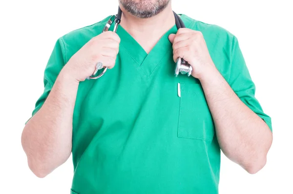 Médico desconhecido segurando seu estetoscópio — Fotografia de Stock