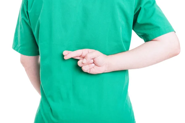 男性医師の指を交差を保持の背面図 — ストック写真