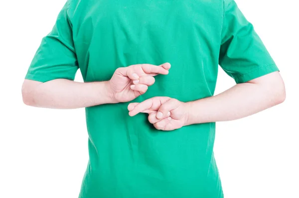 Médico cruzando dedos detrás de la espalda — Foto de Stock