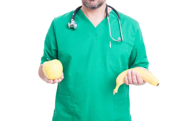 Nieznany Medyka trzyma jabłko i banan — Zdjęcie stockowe