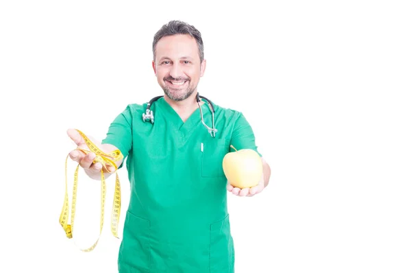Medyczne stażysta z apple i centymetrem — Zdjęcie stockowe