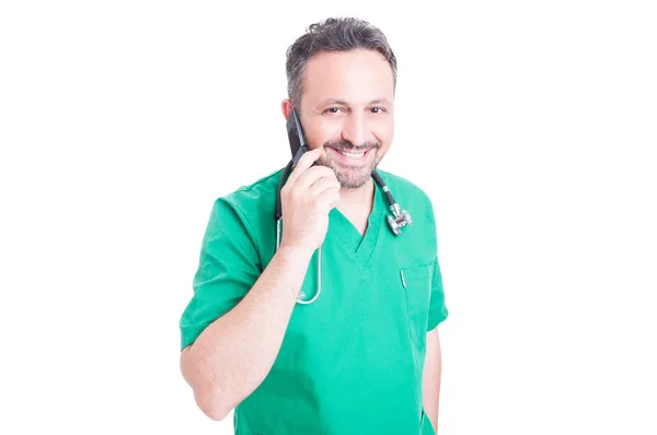 Médico moderno feliz chamando alguém — Fotografia de Stock