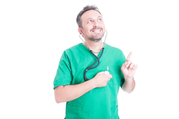 Medico gioioso con stetoscopio in mano — Foto Stock