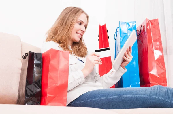 Lady, uśmiechając się i zakupy online gospodarstwa karta z torby wokół — Zdjęcie stockowe