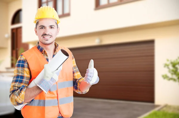 Gutaussehender Konstrukteur mit Daumen-hoch-Geste — Stockfoto