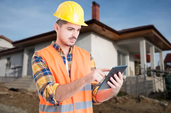 Aantrekkelijke constructor werkt op moderne tablet — Stockfoto