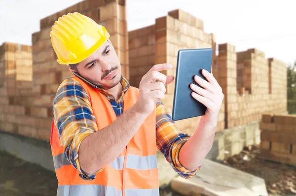 Especialista en construcción usando una tableta —  Fotos de Stock