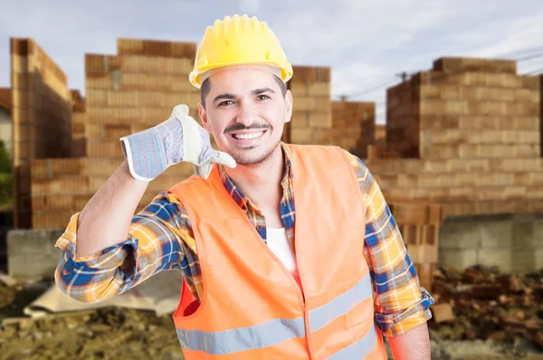 Knappe bouw ingenieur doen een oproep gebaar — Stockfoto