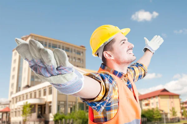 Joven ingeniero o arquitecto de pie con los brazos extendidos — Foto de Stock