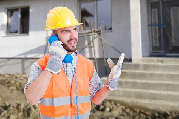 Ingegnere di successo parlando di affari sul telefono retrò — Foto Stock