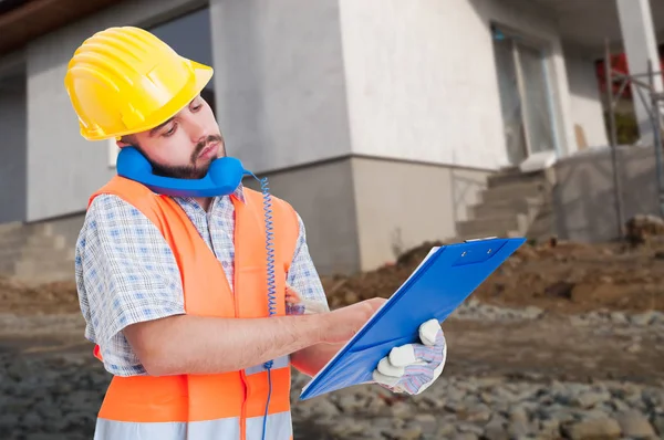 Drukke bouwkundig ingenieur aan de telefoon — Stockfoto