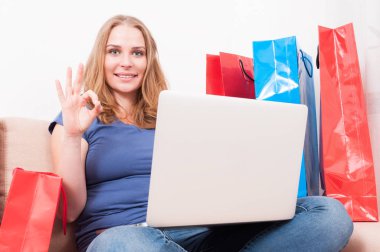 Yapma iyi jest oturan kadın kanepe